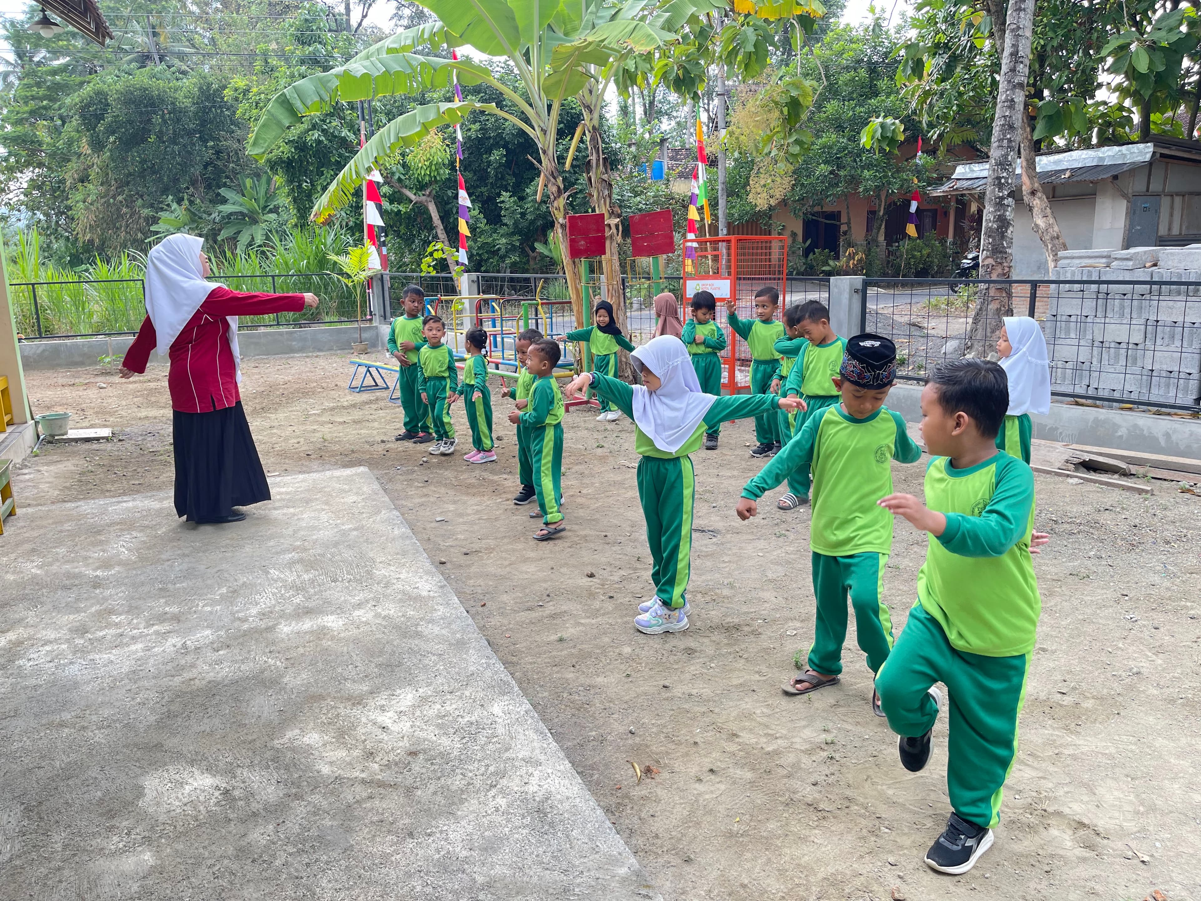 Aktivitas anak di lingkungan sekolah